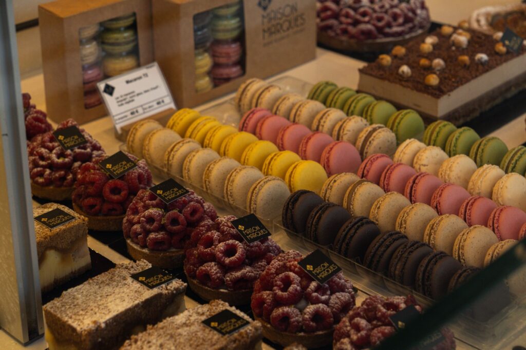A modern digital illustration representing vitrine magique produits d co maison bien tre accessoires cuisine.